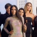 Kim Kardashian deixou fãs confusos e depois explicou como suas torneiras sem pia funcionam.